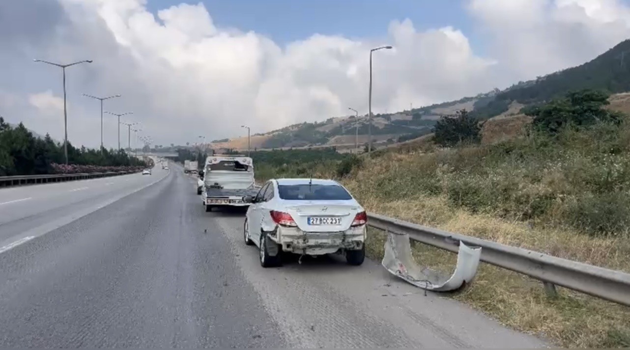 Osmaniye’de kontrolden çıkan otomobil bariyerlere çarptı: 1 yaralı