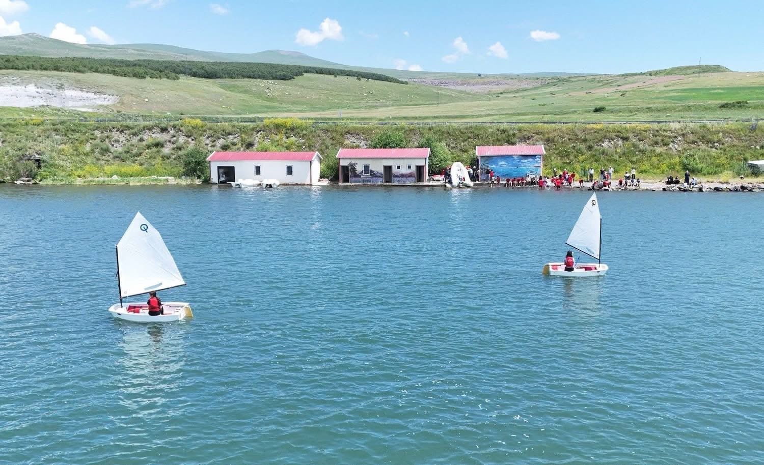 Kars’ta yelken heyecanı Çıldır Gölü’nde başladı: 32 sporcu Anadolu Ligi için hazırlanıyor