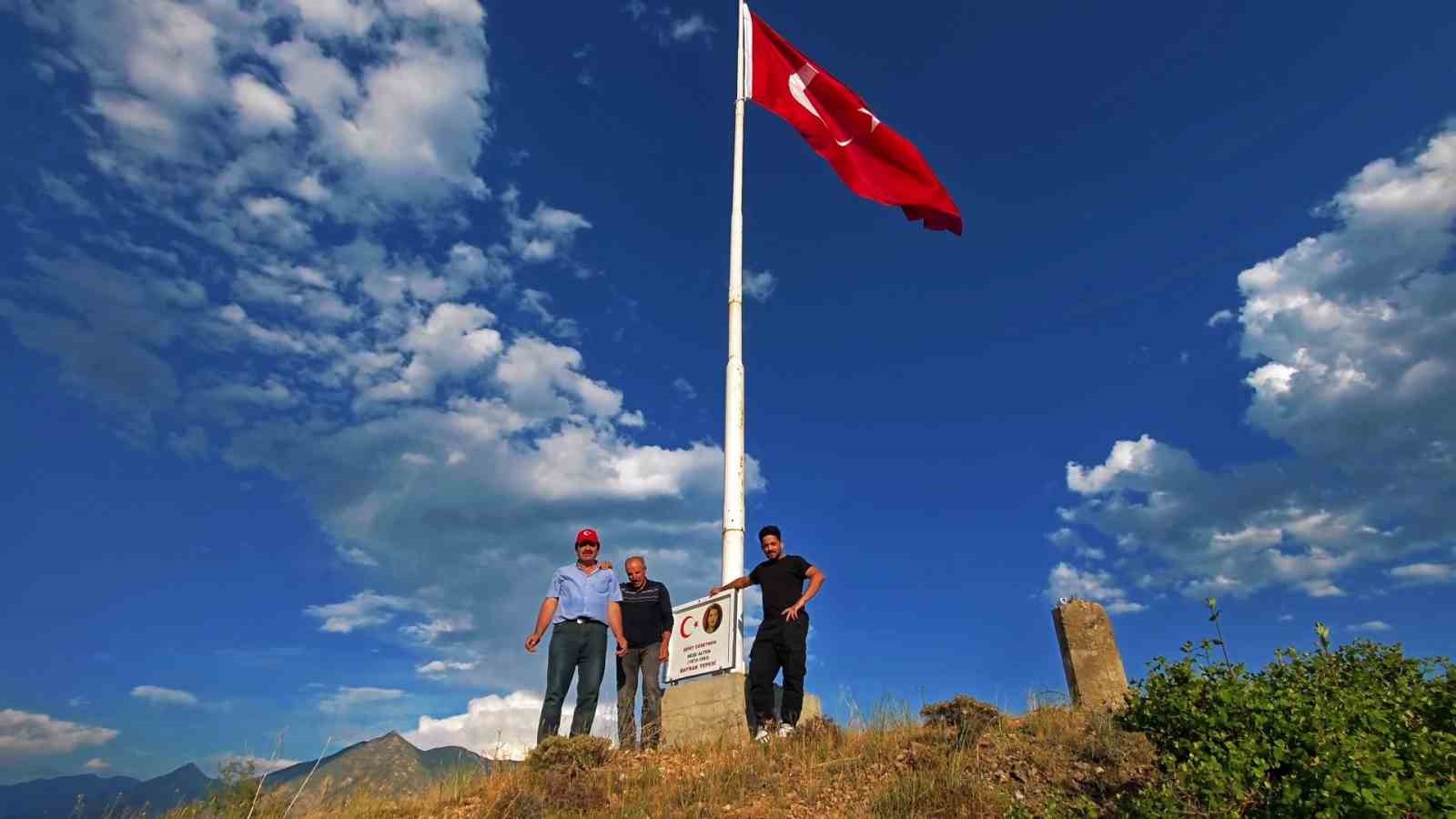 Şehit Öğretmen Neşe Alten’in adını bin 215 rakımlı tepede yaşattı: 16 metrelik Türk bayrağı dikti