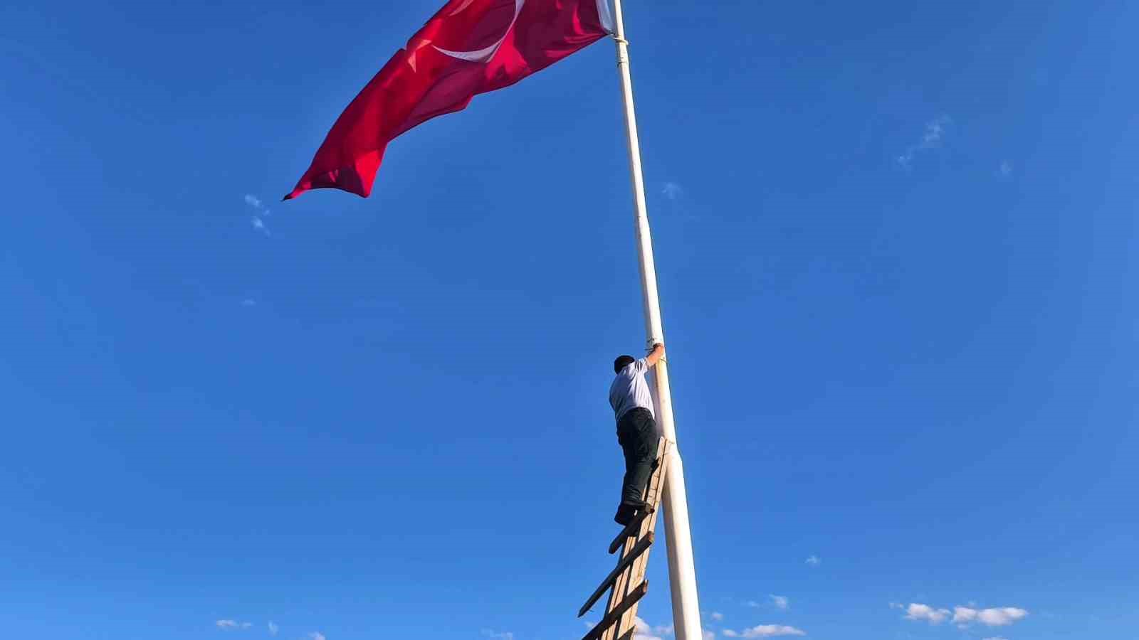 Şehit Öğretmen Neşe Alten’in adını bin 215 rakımlı tepede yaşattı: 16 metrelik Türk bayrağı dikti