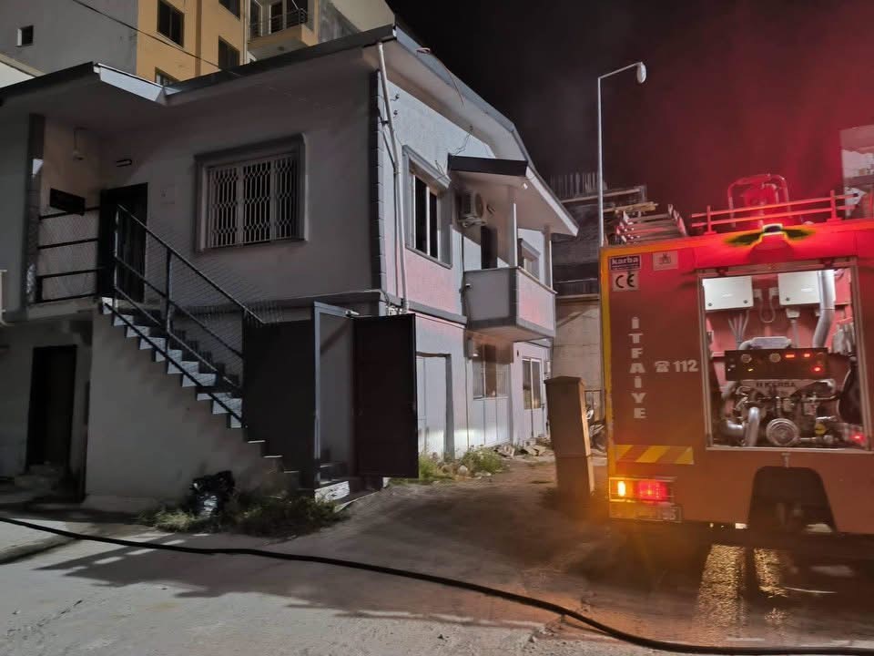 İskenderun’da iş yerinin deposunda yangın çıktı