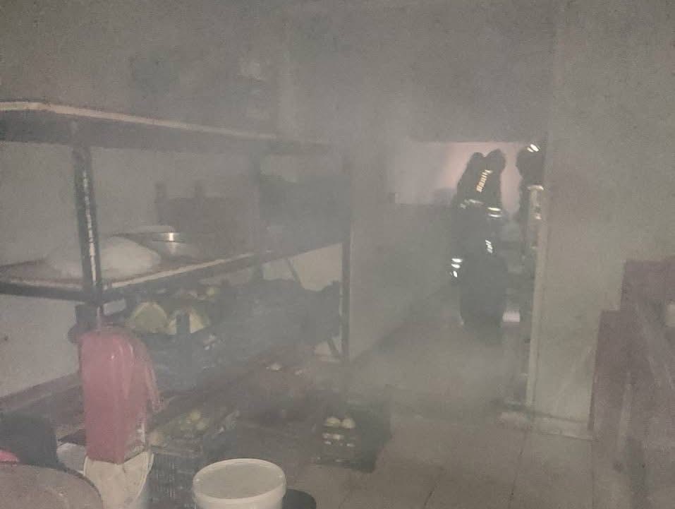 İskenderun’da iş yerinin deposunda yangın çıktı