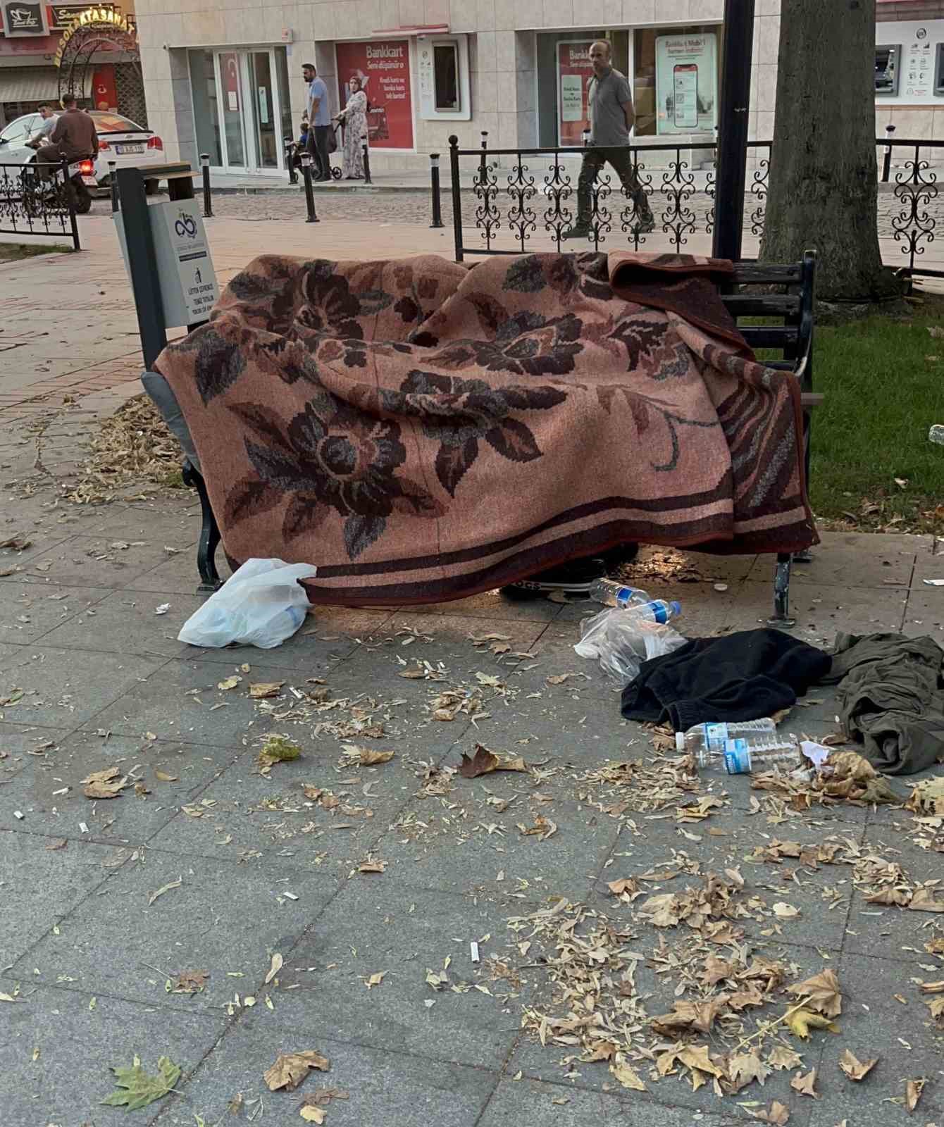 Uyuduğu bankta battaniyenin altından cansız bedeni çıktı