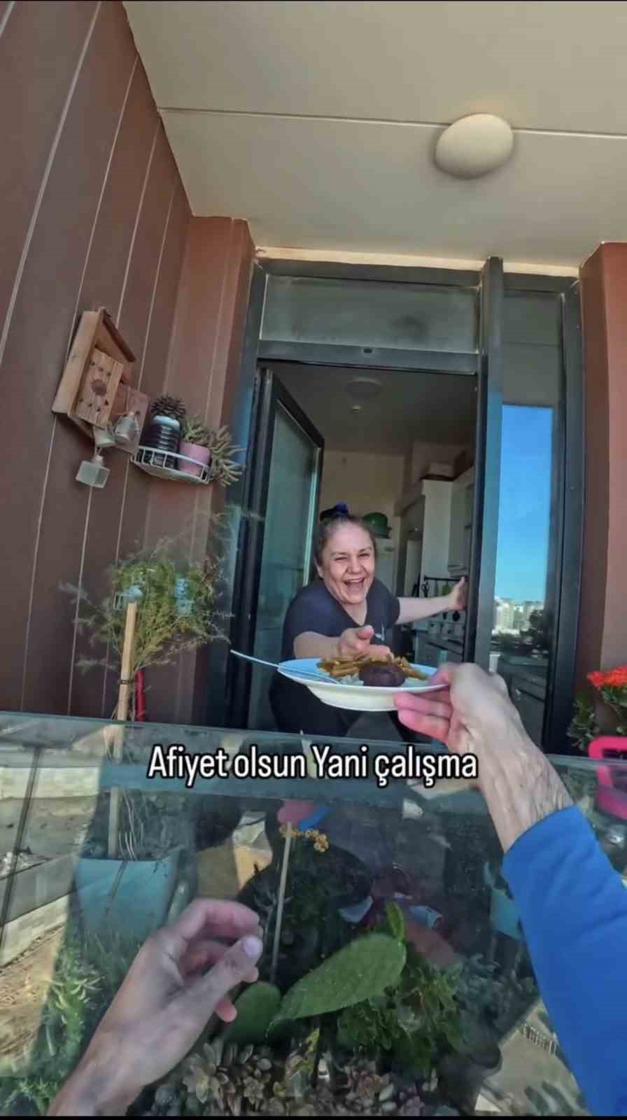 100 metre yükseklikte gökdelen temizliği yapanlara köfte, patates, pilav ikramı