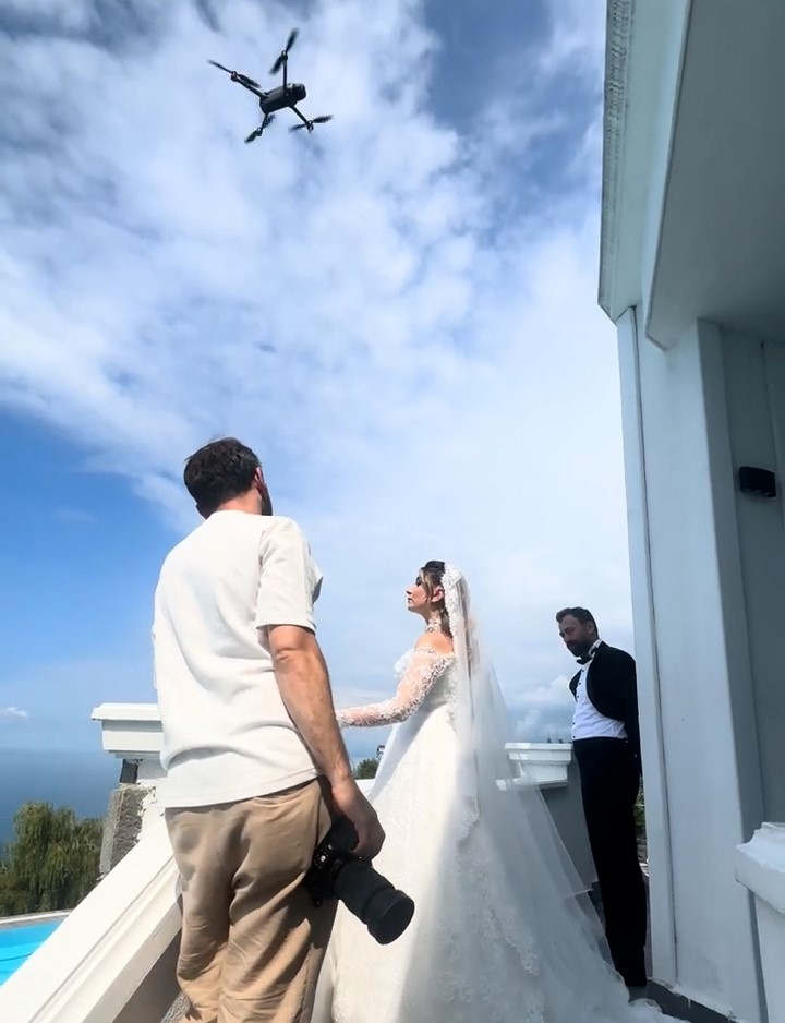 Sıcaktan bunalan gelini dron ile serinletti