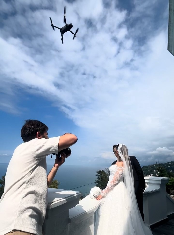 Sıcaktan bunalan gelini dron ile serinletti