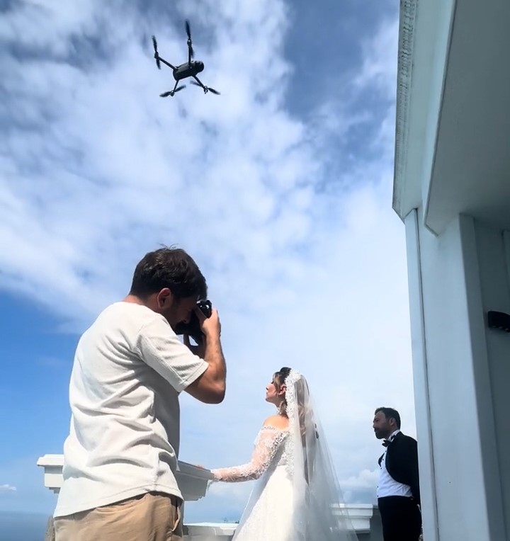 Sıcaktan bunalan gelini dron ile serinletti