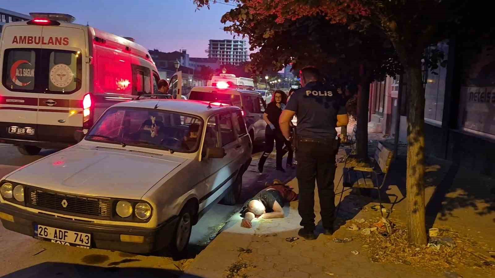 Alkol alıp bayılan şahıstan yardım etmeye çalışan ekiplere tepki: "Sen beni tanıyor musun?"