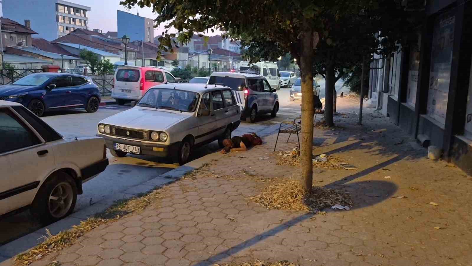 Alkol alıp bayılan şahıstan yardım etmeye çalışan ekiplere tepki: "Sen beni tanıyor musun?"