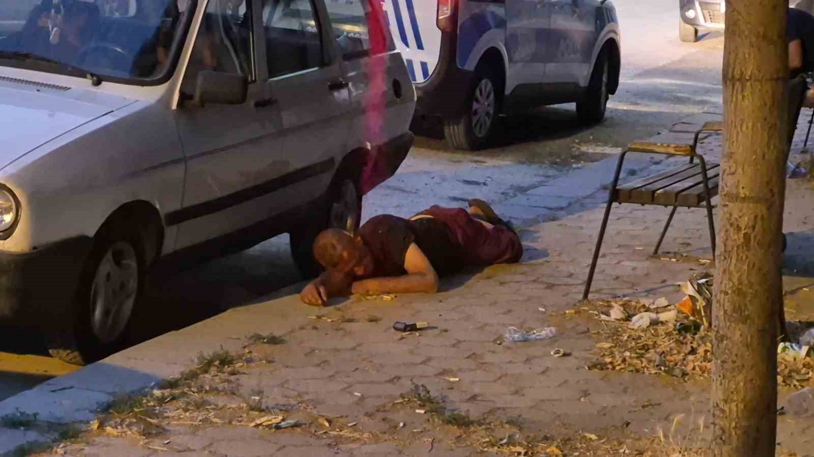 Alkol alıp bayılan şahıstan yardım etmeye çalışan ekiplere tepki: "Sen beni tanıyor musun?"