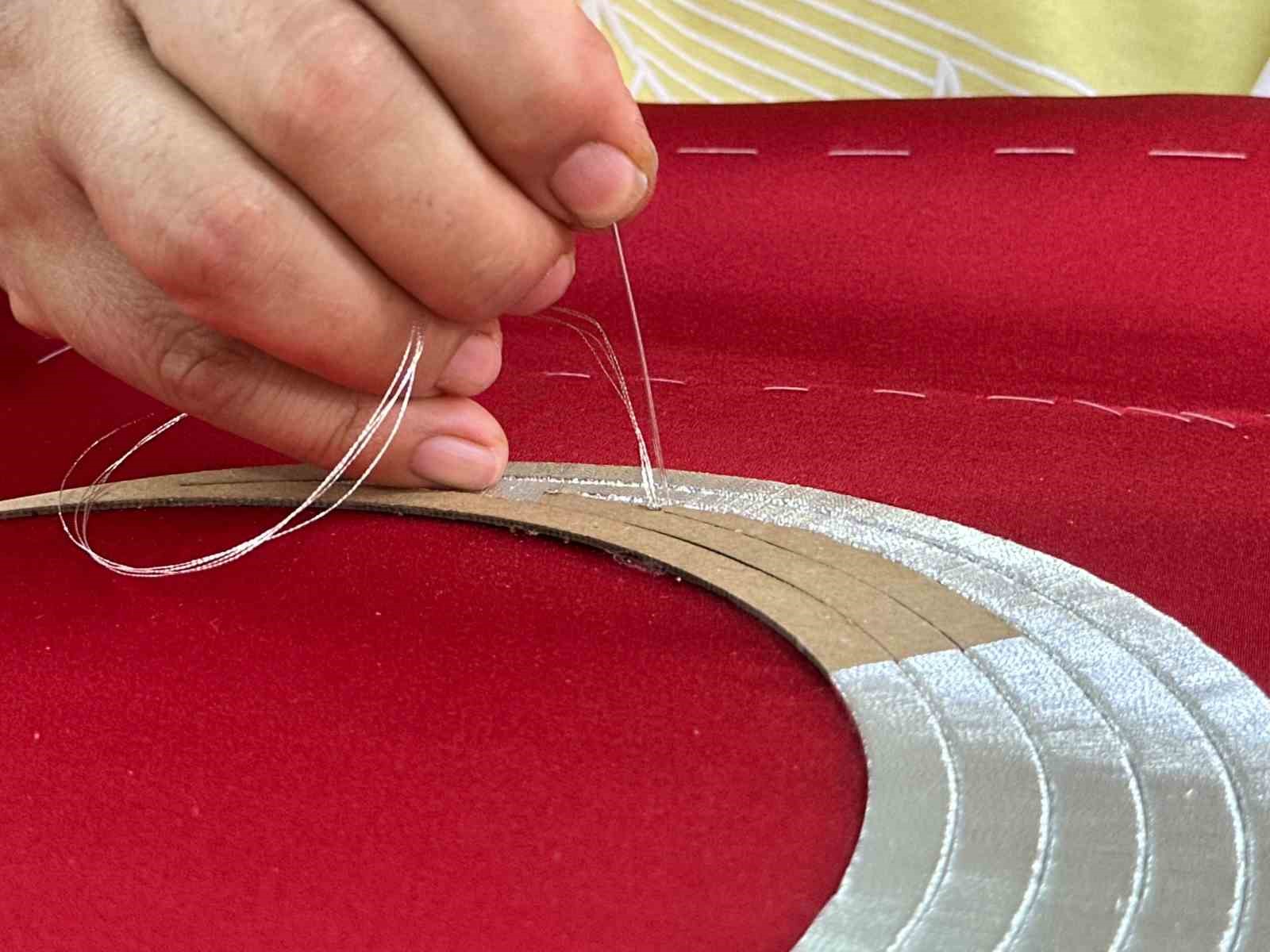 Türk bayrağı geleneksel sim sarma ve pesent teknikleriyle işleniyor