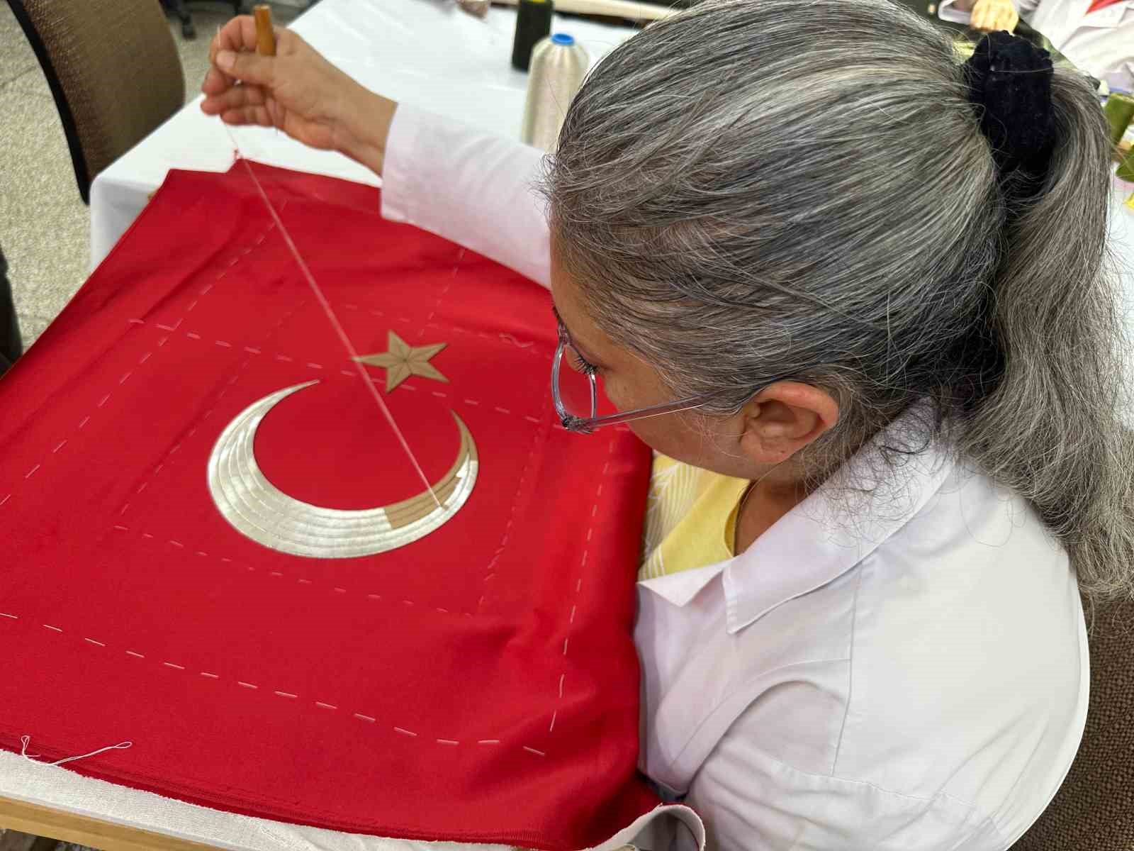 Türk bayrağı geleneksel sim sarma ve pesent teknikleriyle işleniyor