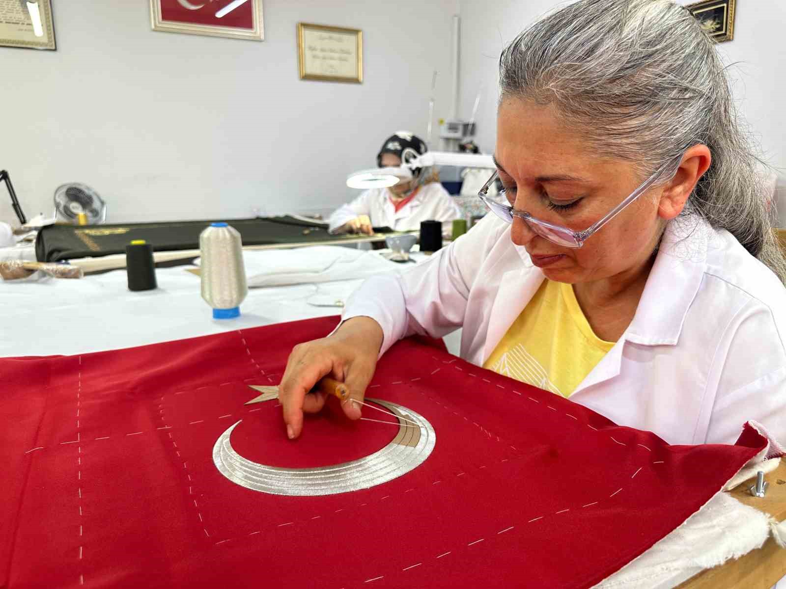 Türk bayrağı geleneksel sim sarma ve pesent teknikleriyle işleniyor