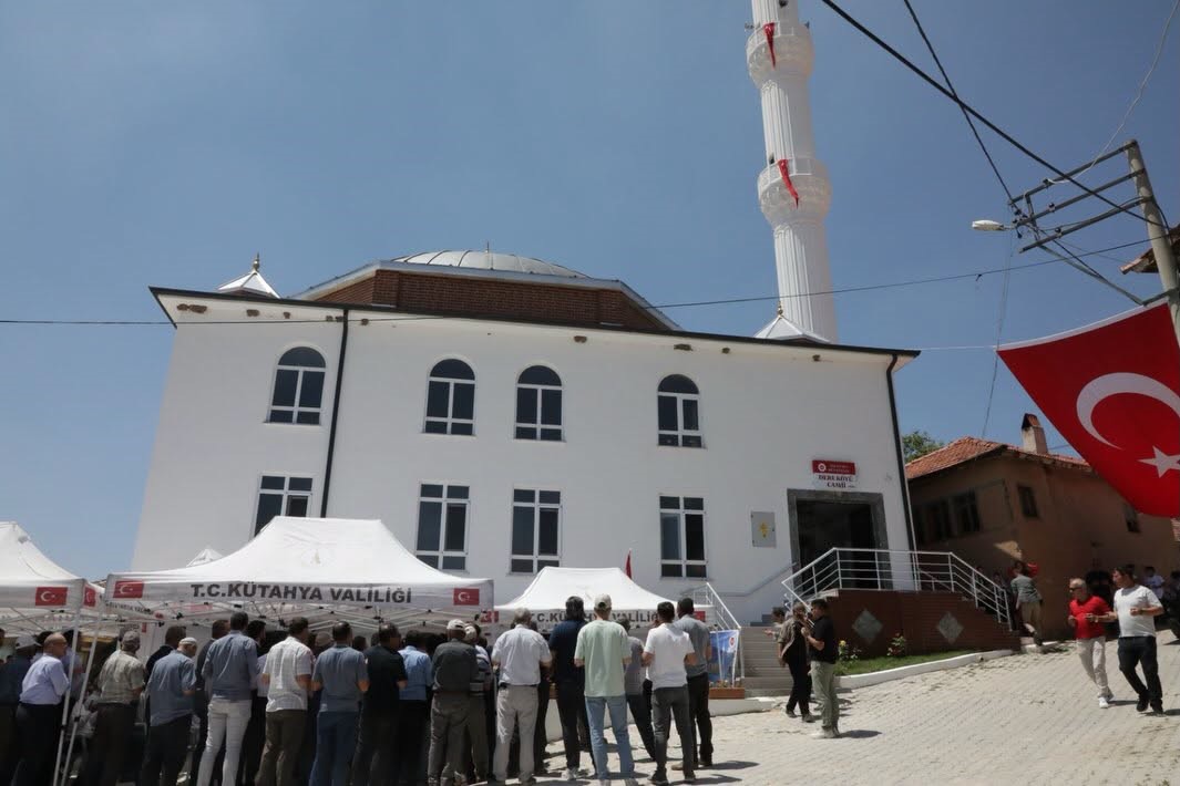 Aslanapa Dere köyü camii ibadete açıldı