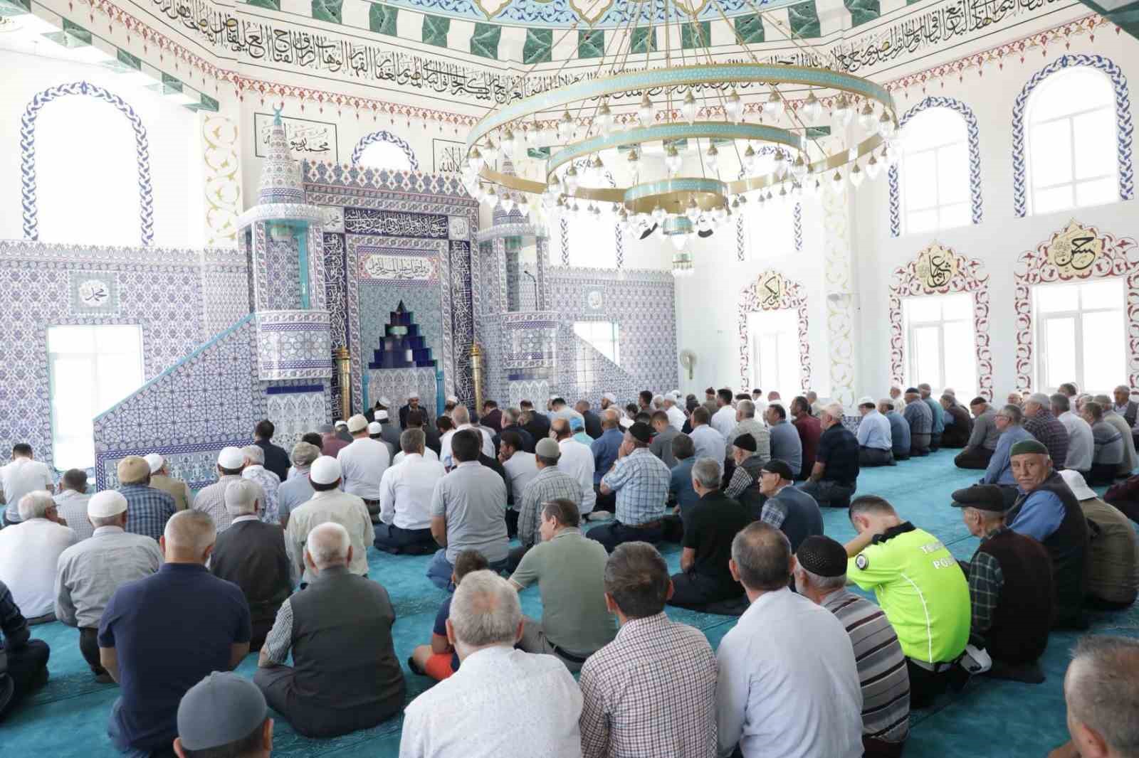 Aslanapa Dere köyü camii ibadete açıldı
