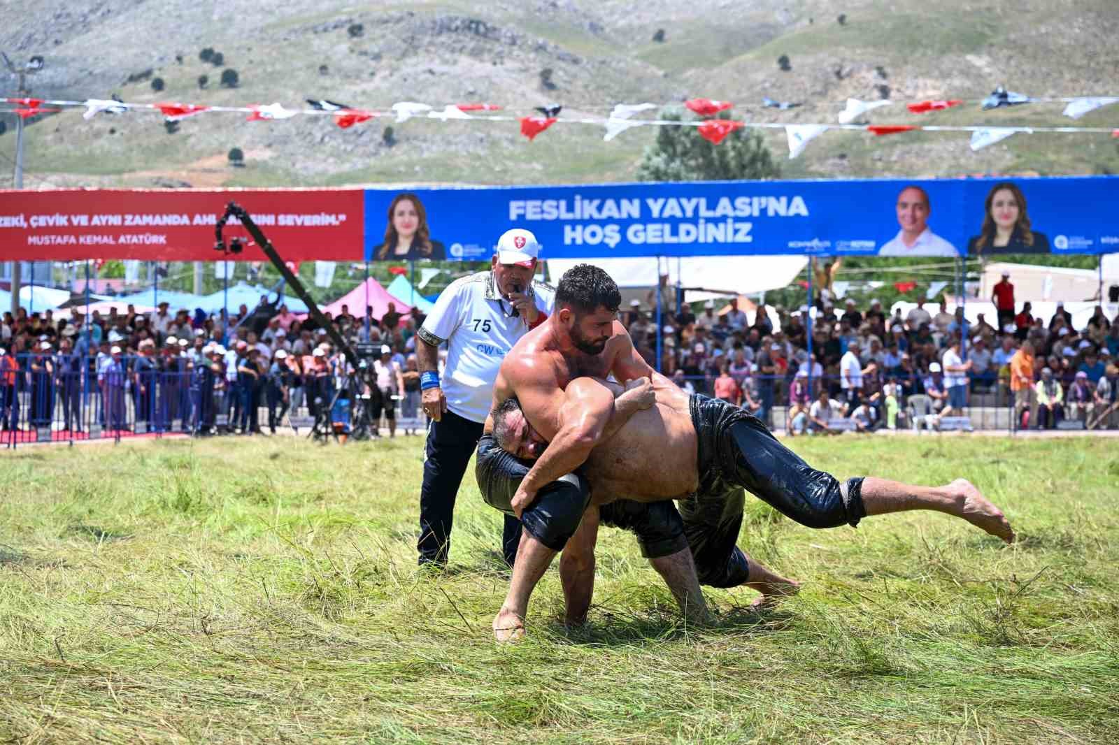Feslikan Yağlı Pehlivan Güreşleri’ni Başpehlivan Erkan Taş kazandı