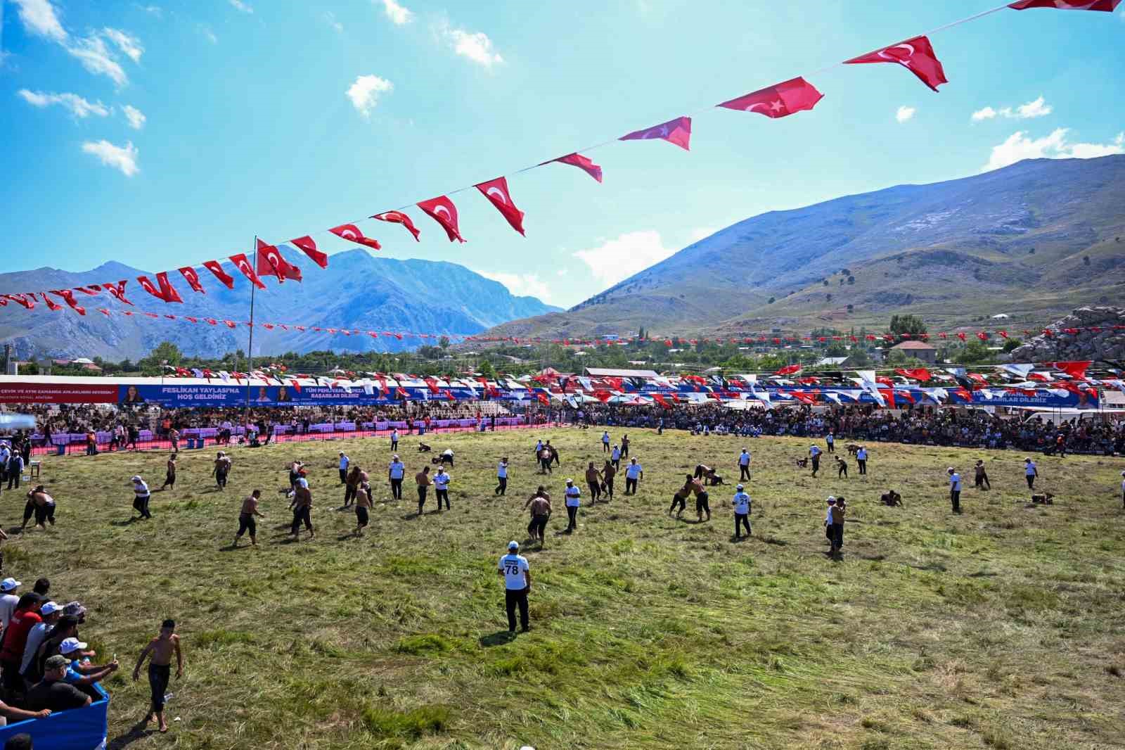 Feslikan Yağlı Pehlivan Güreşleri’ni Başpehlivan Erkan Taş kazandı