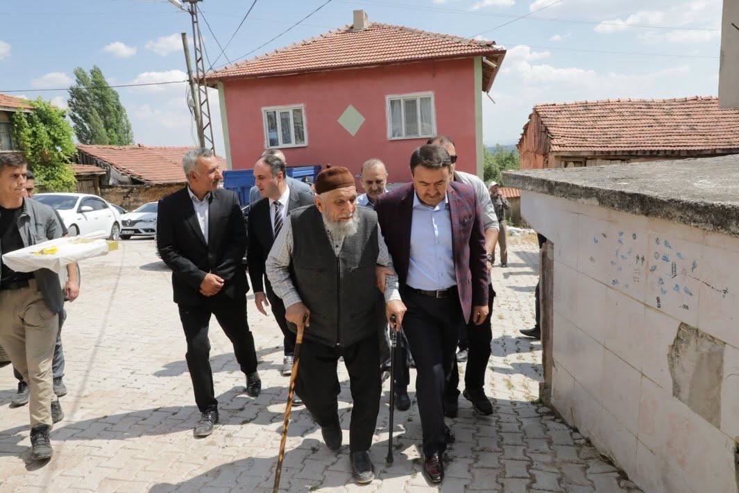 Kütahya Valisi, görev gazisi Mehmet Torun’u evinde ziyaret etti