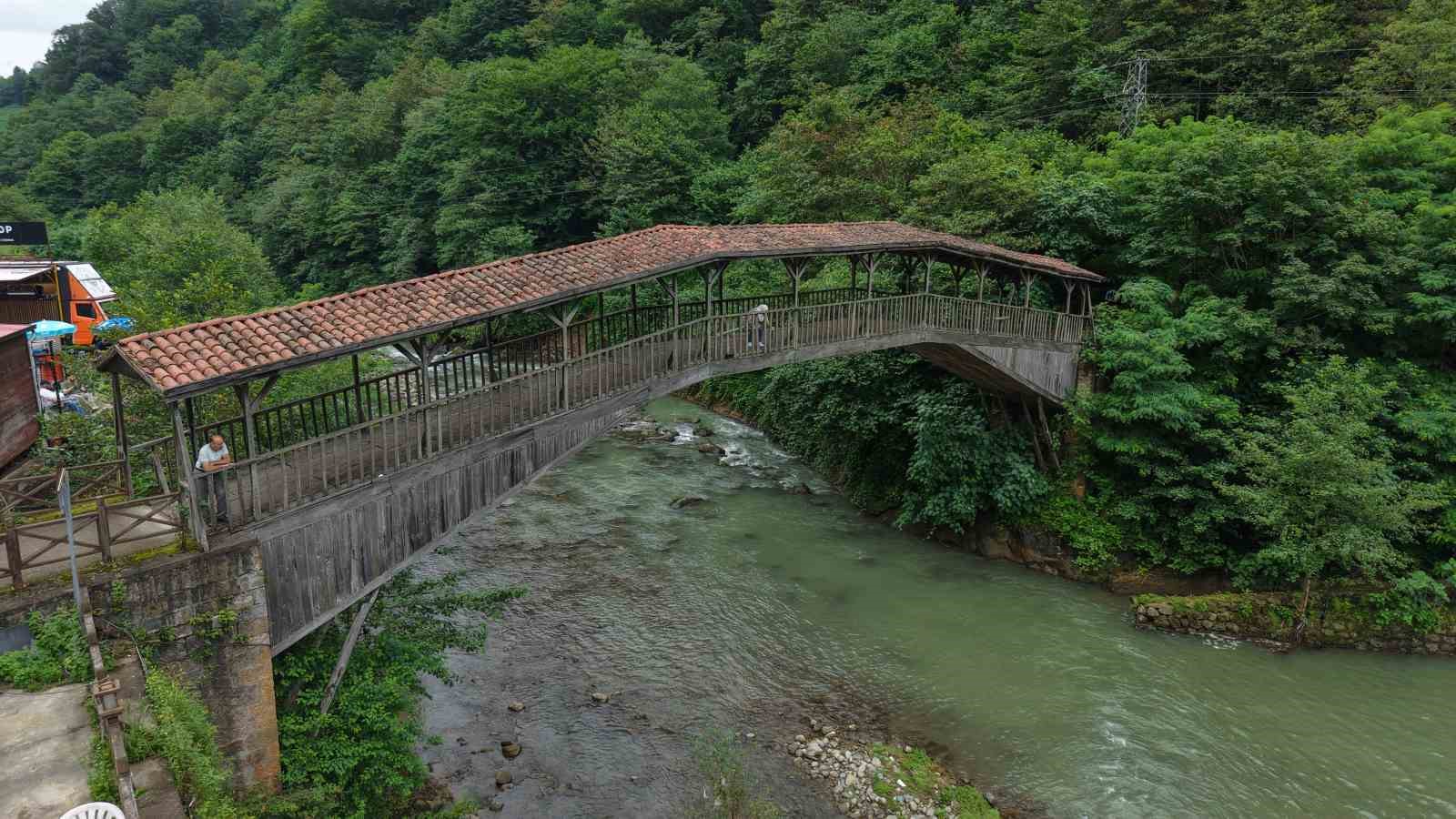 Tarihi Kiremitli Köprü turistlerin gözdesi oldu