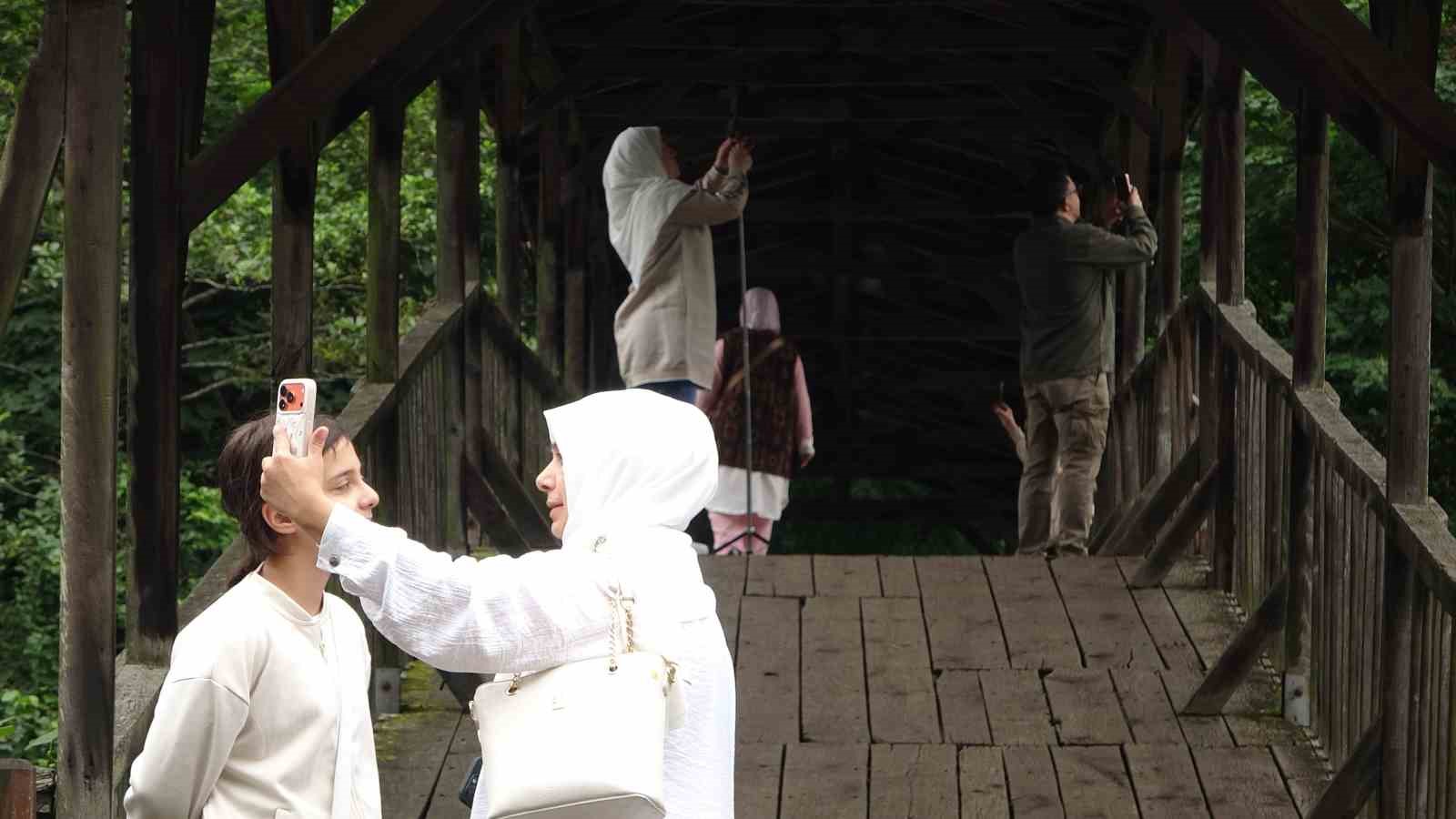 Tarihi Kiremitli Köprü turistlerin gözdesi oldu