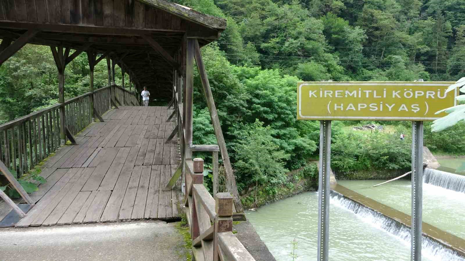 Tarihi Kiremitli Köprü turistlerin gözdesi oldu
