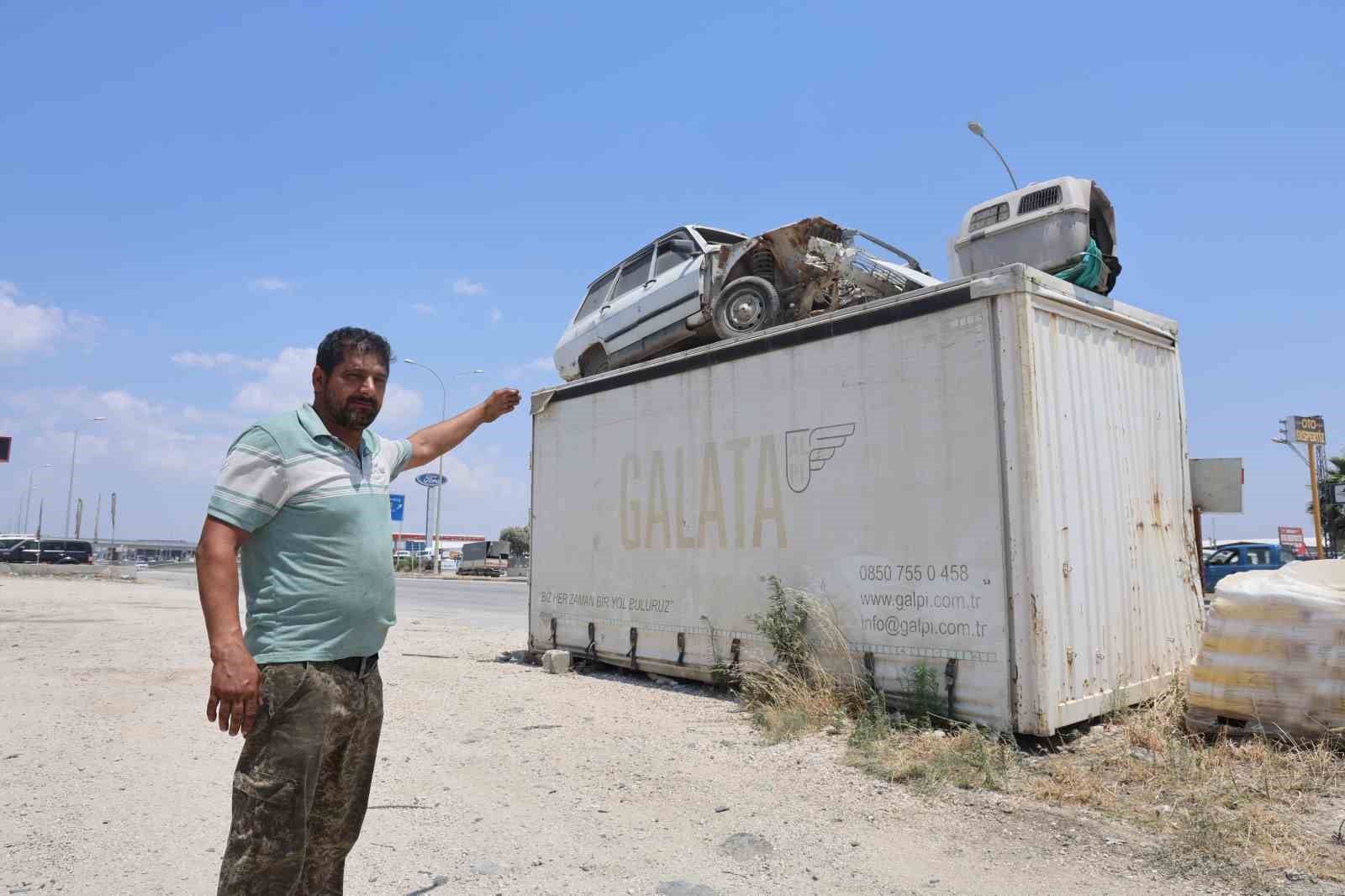 ’Emanet bizde namustur’ diyen esnaf, arkadaşının Toros’unu hırsızlardan koruyabilmek için forkliftle konteynerin üzerine koydu