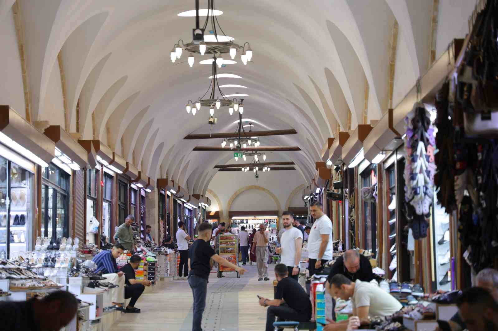 Kahramanmaraş’ın tarihi çarşısı sıcak havada doğal serinlik sunuyor