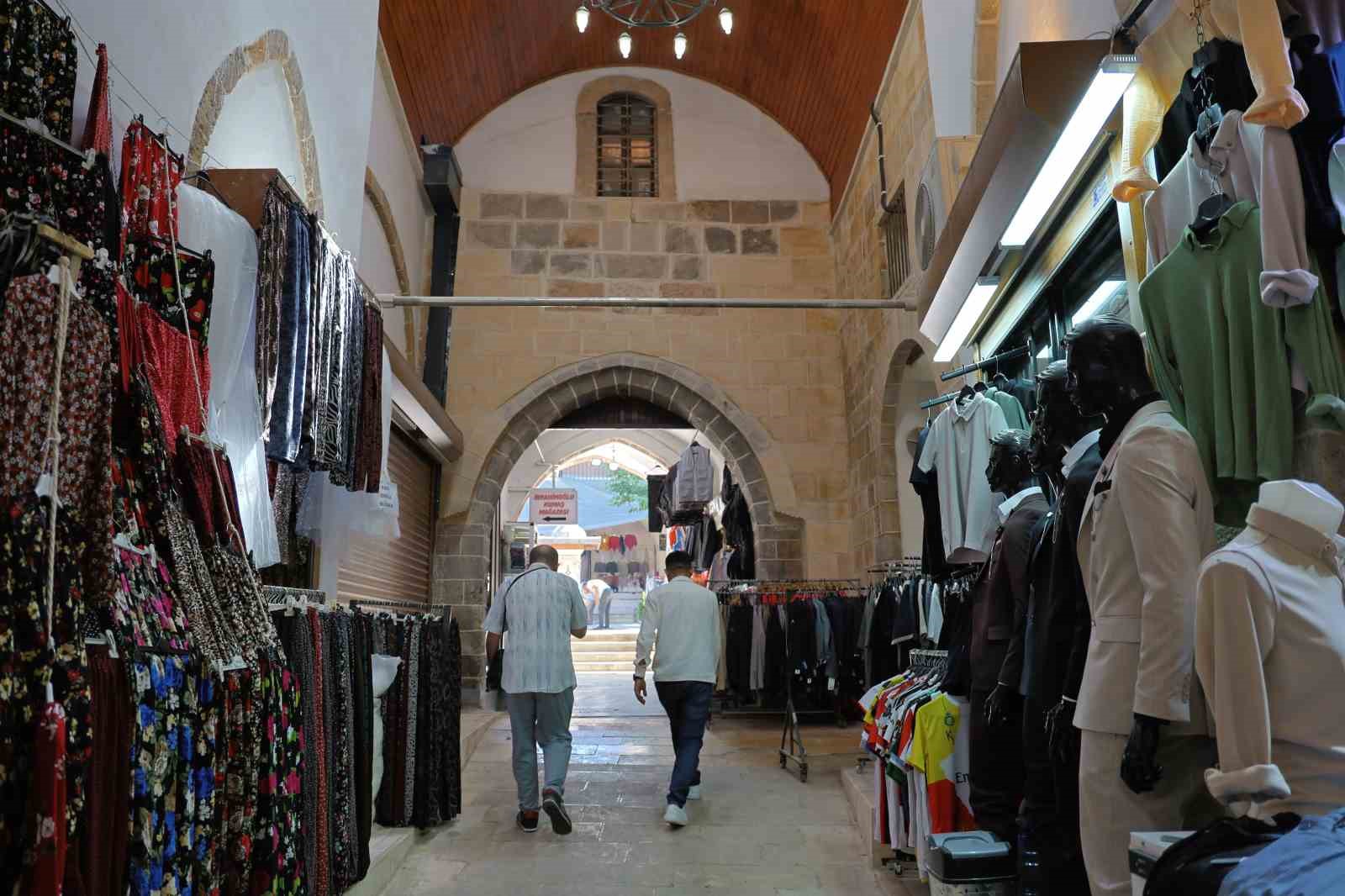 Kahramanmaraş’ın tarihi çarşısı sıcak havada doğal serinlik sunuyor