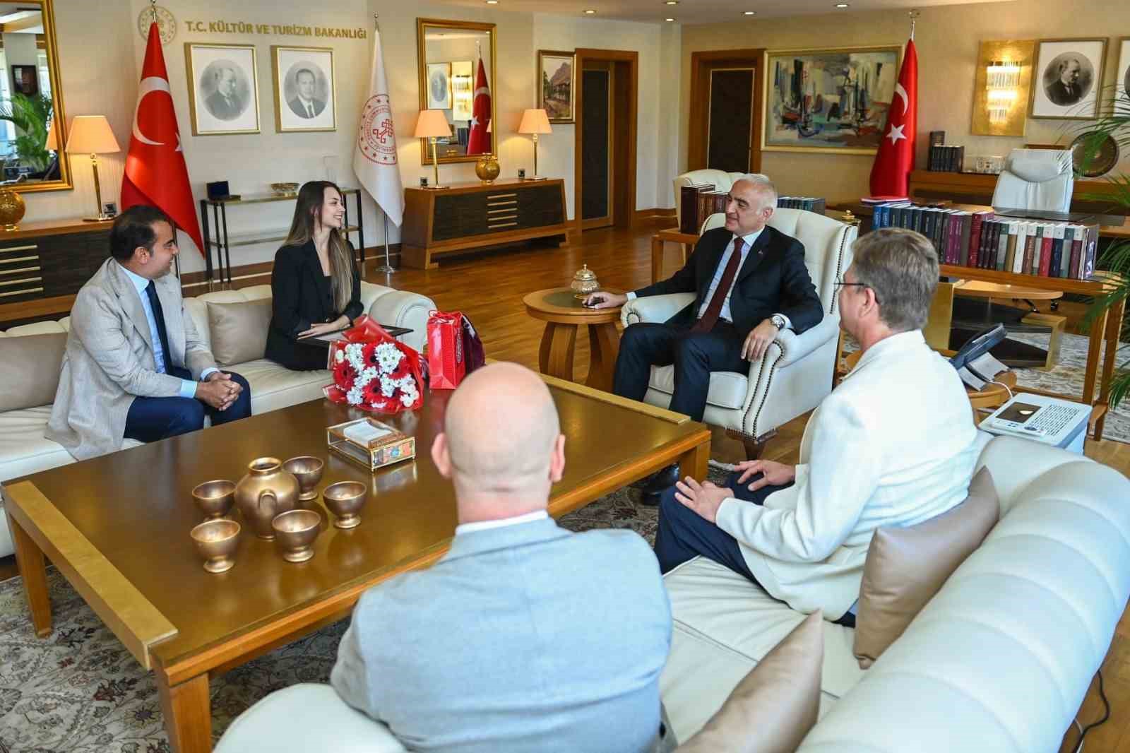 Bakan Ersoy’dan Bolşoy Tiyatrosu’nda tarihi başarıya imza atan Nilay Tahiroğlu’na tebrik