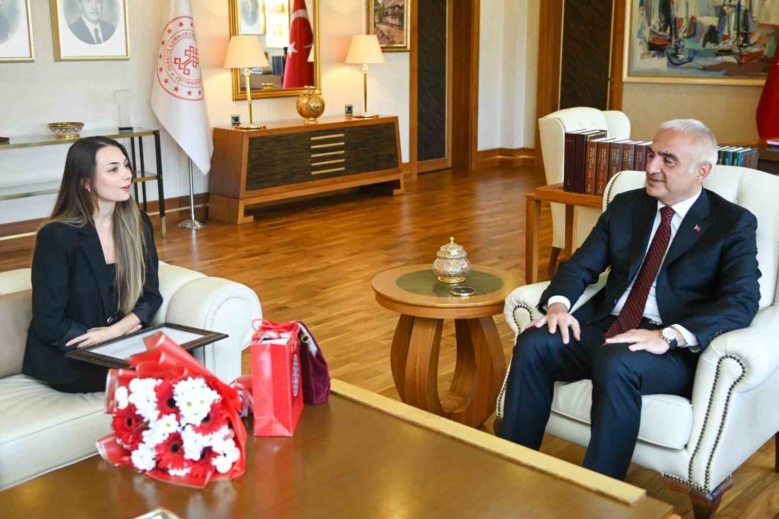 Bakan Ersoy’dan Bolşoy Tiyatrosu’nda tarihi başarıya imza atan Nilay Tahiroğlu’na tebrik