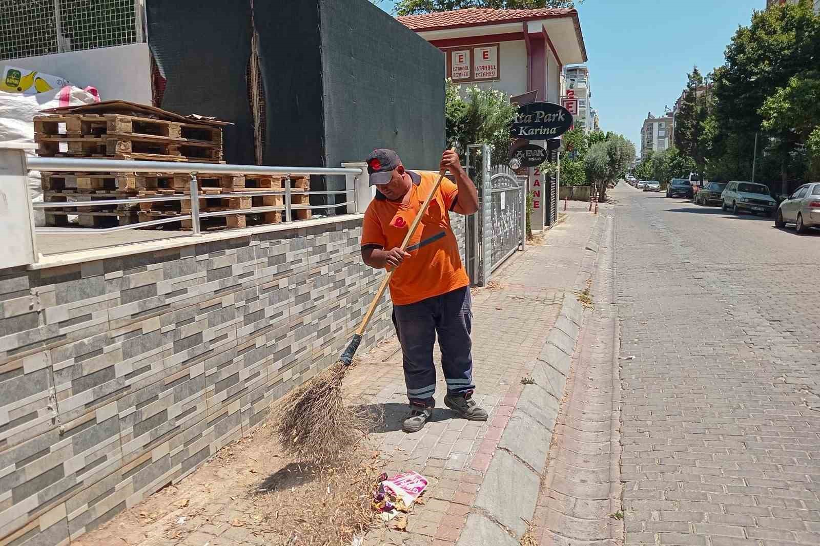 Efeler’de temizlik çalışmaları devam ediyor