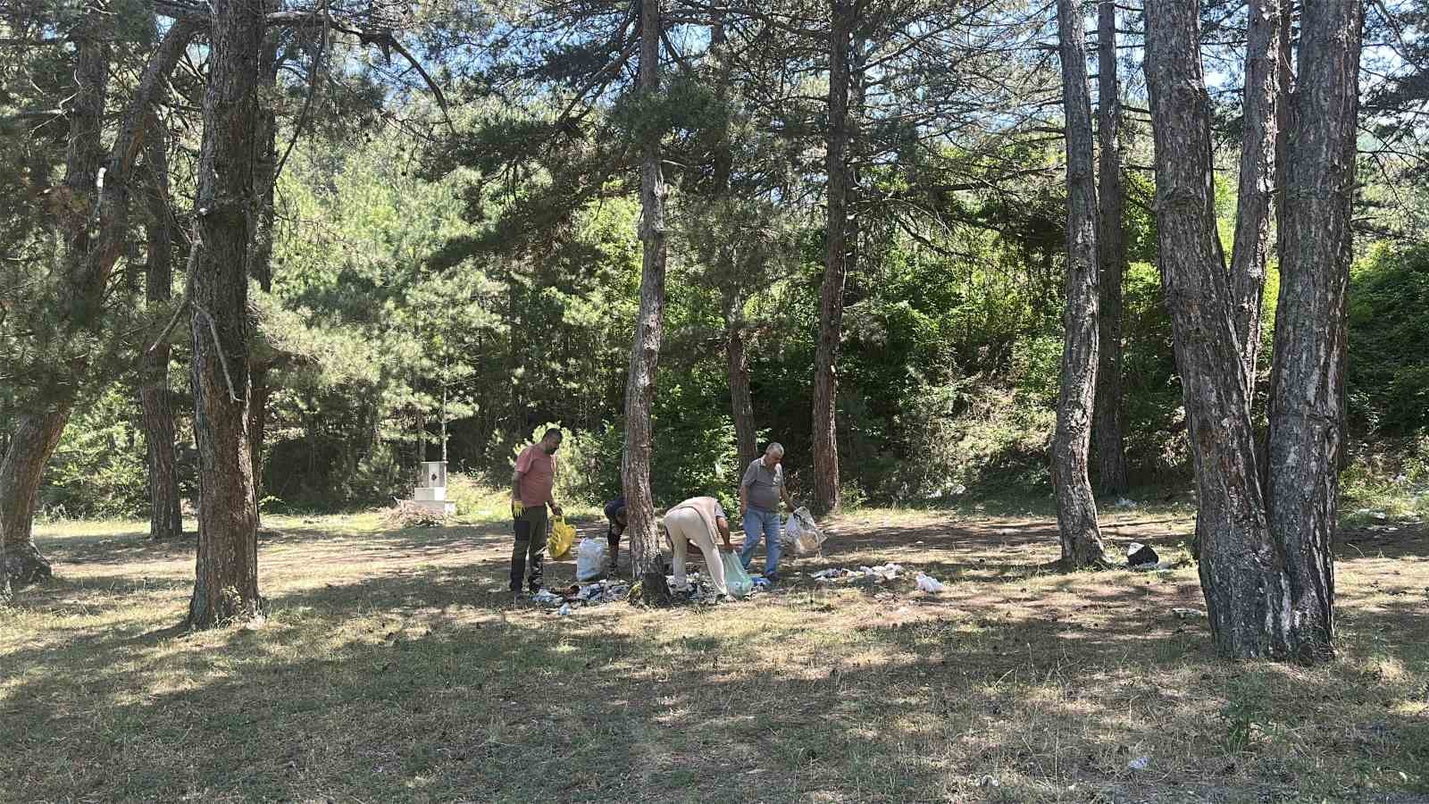 Ormana atılan cam şişeler hayrete düşürdü: Duyarsız kalmayan vatandaşlar tek tek topladı