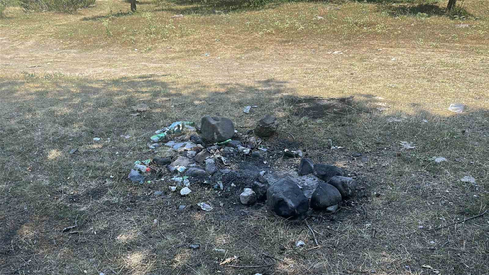 Ormana atılan cam şişeler hayrete düşürdü: Duyarsız kalmayan vatandaşlar tek tek topladı
