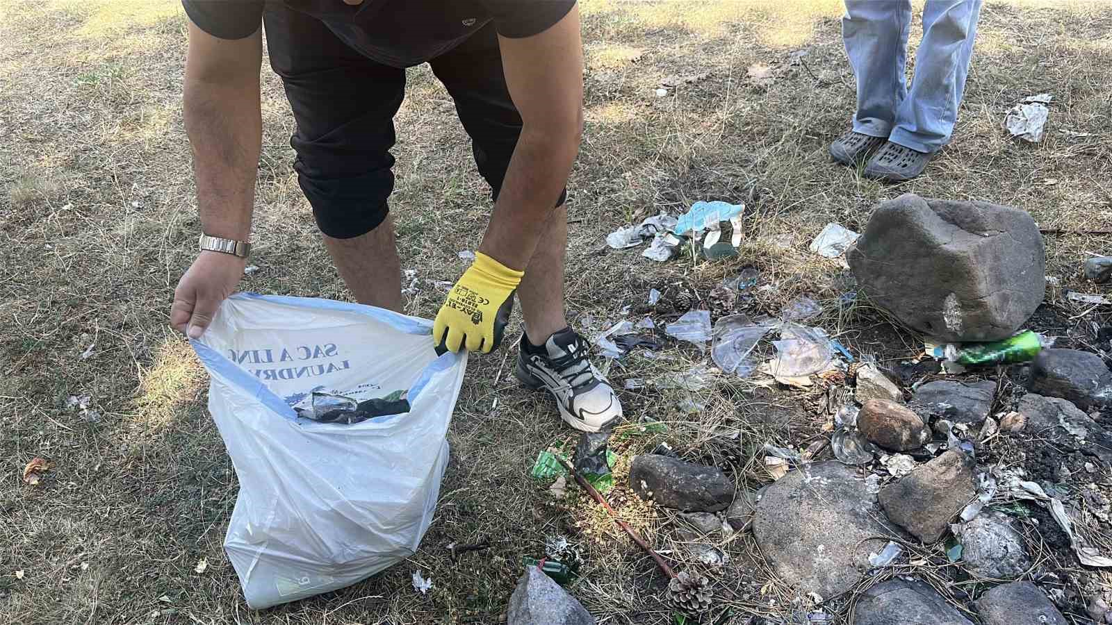 Ormana atılan cam şişeler hayrete düşürdü: Duyarsız kalmayan vatandaşlar tek tek topladı