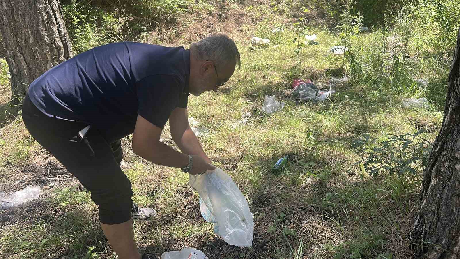 Ormana atılan cam şişeler hayrete düşürdü: Duyarsız kalmayan vatandaşlar tek tek topladı