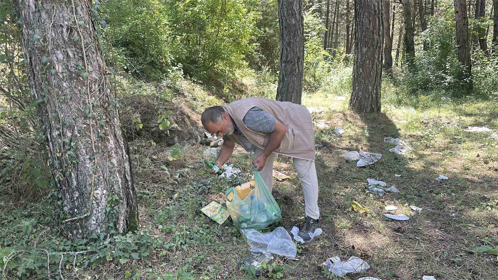 Ormana atılan cam şişeler hayrete düşürdü: Duyarsız kalmayan vatandaşlar tek tek topladı