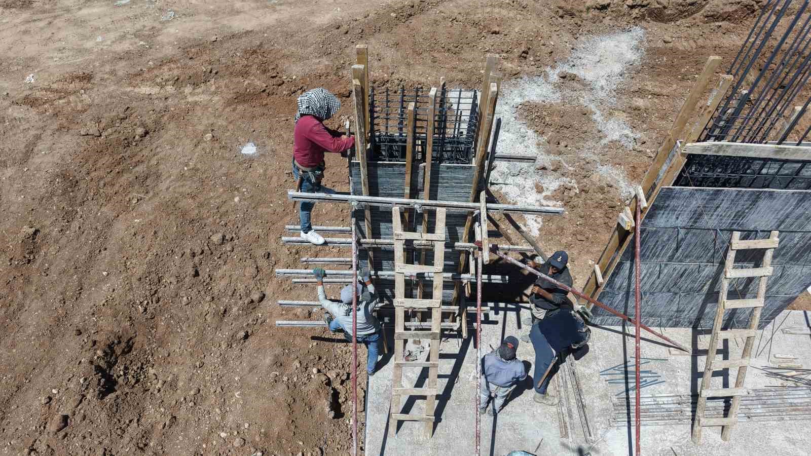 Elazığ’da inşaat işçilerinin sıcak havalarda ekmek mücadelesi