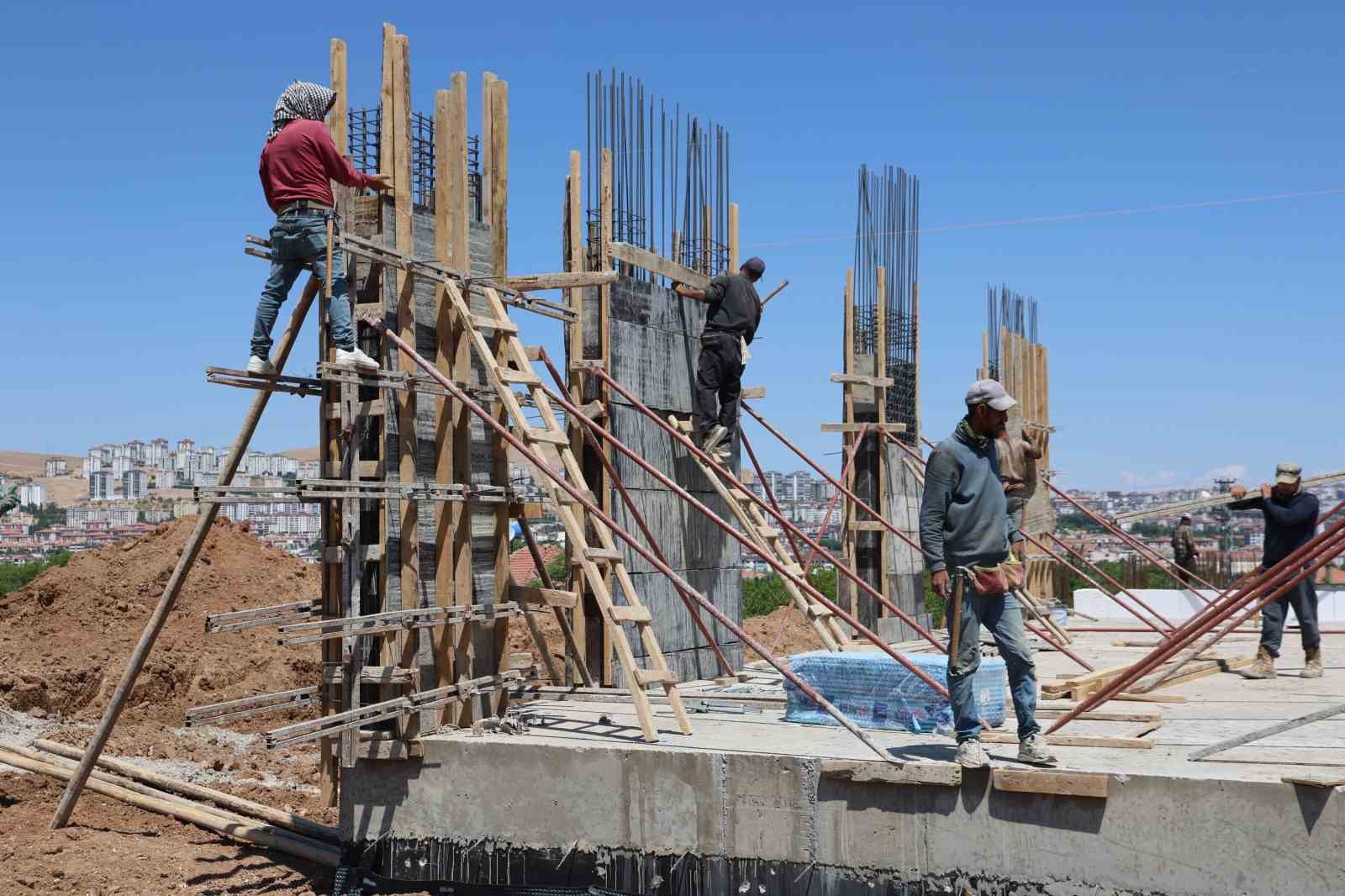 Elazığ’da inşaat işçilerinin sıcak havalarda ekmek mücadelesi
