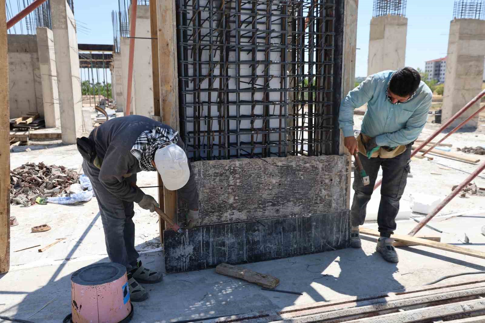 Elazığ’da inşaat işçilerinin sıcak havalarda ekmek mücadelesi