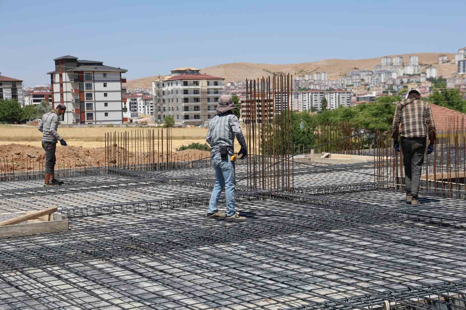 Elazığ’da inşaat işçilerinin sıcak havalarda ekmek mücadelesi