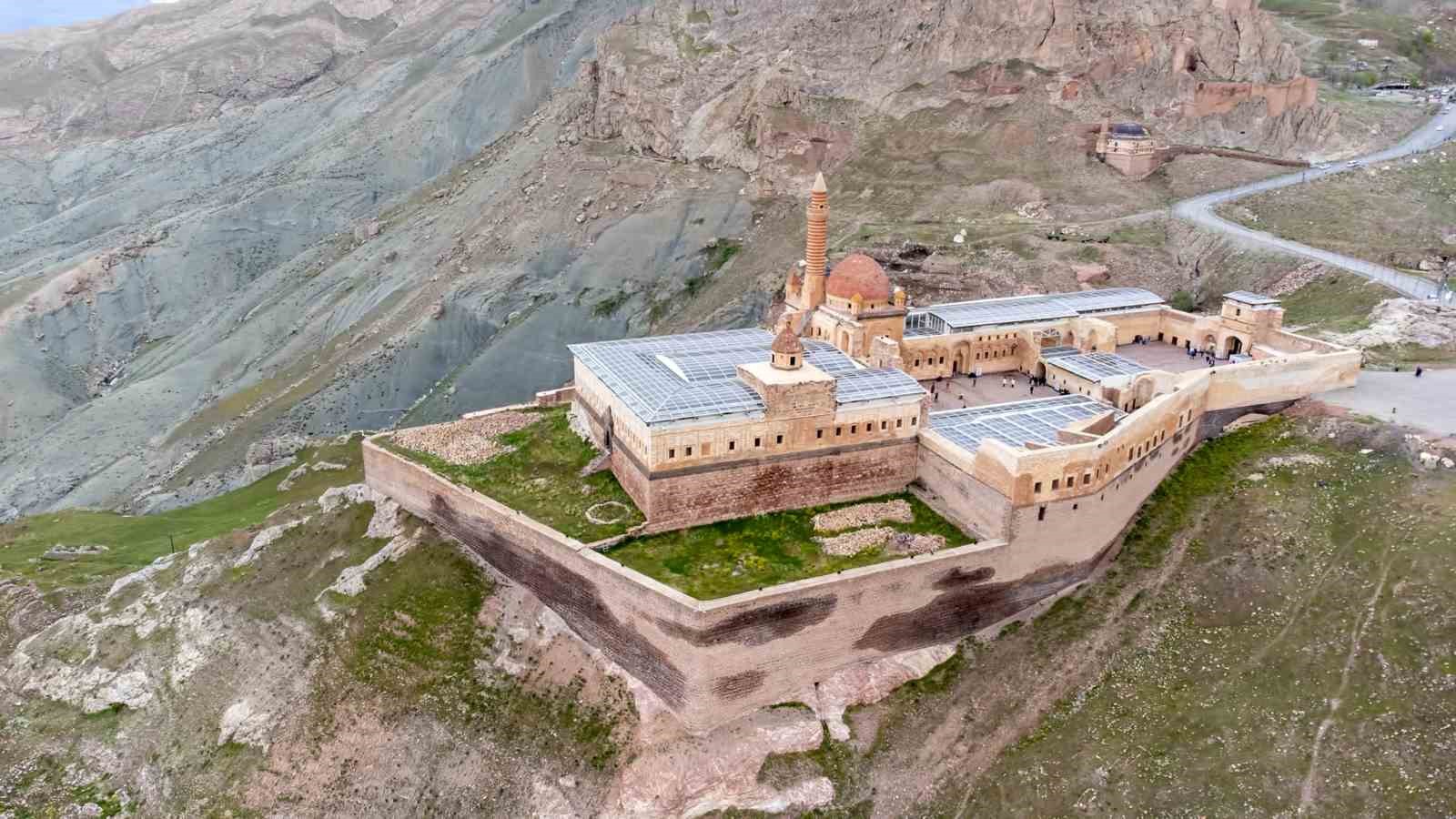 Ağrı, doğa, tarih ve sağlık turizmiyle dört mevsim öne çıkıyor