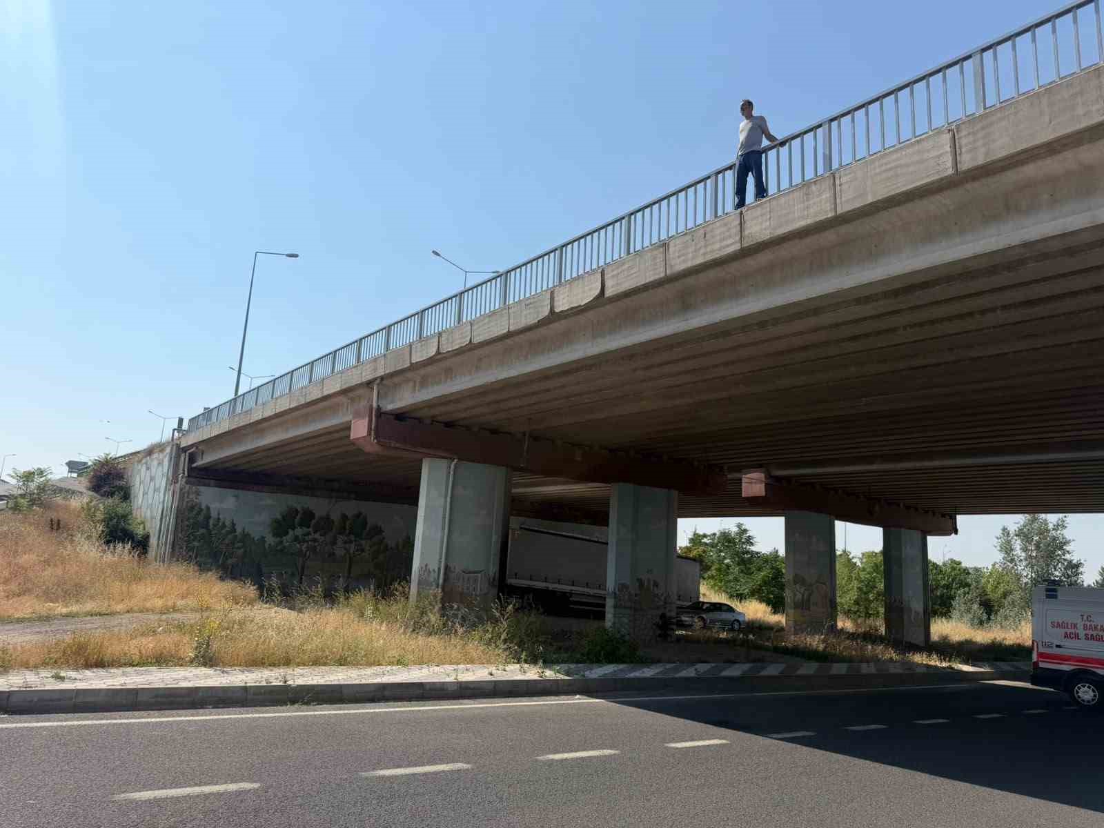 Kavşakteki üst geçit korkuluklarına çıkan şahıs sebebi ile Eskişehir- Afyonkarahisar yolu trafiğe kapandı