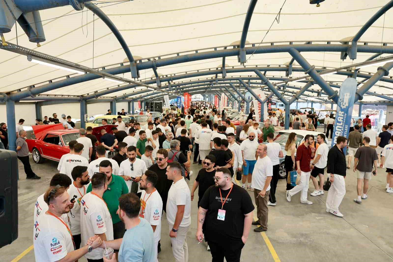 Klasik otomobil tutkunları Küçükçekmece’de 2’inci kez bir araya geldi