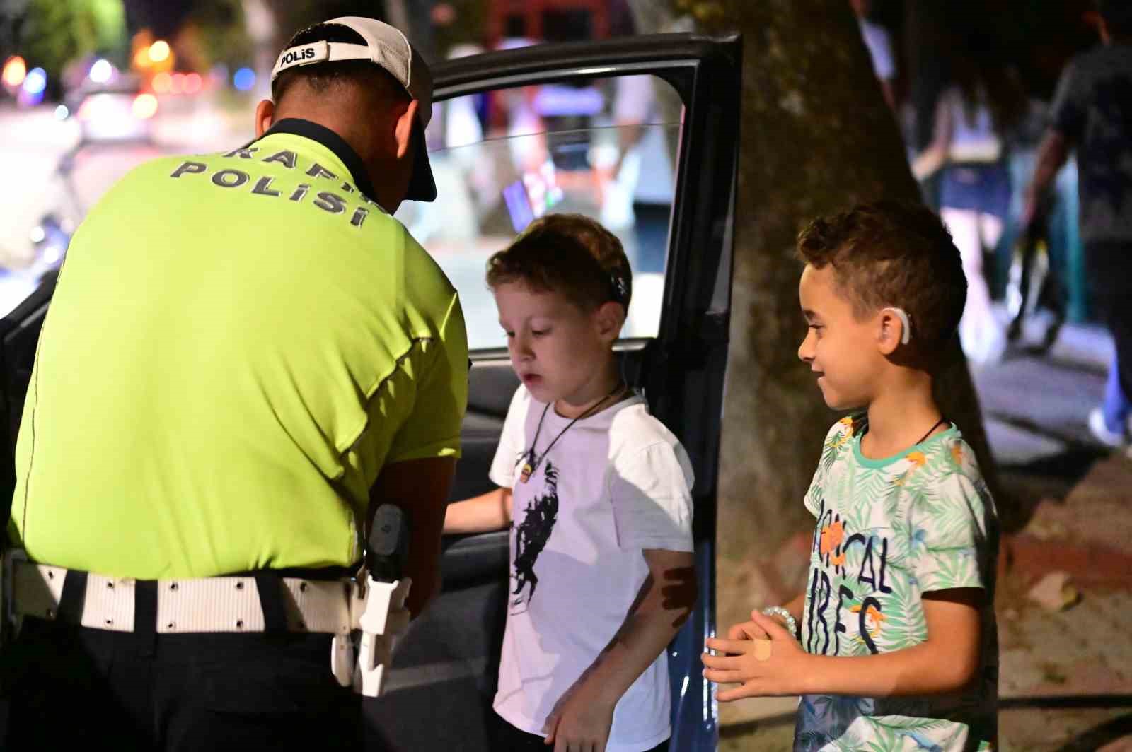 Trafik polislerinden işitme engelli kardeşlere yürek ısıtan sürpriz
