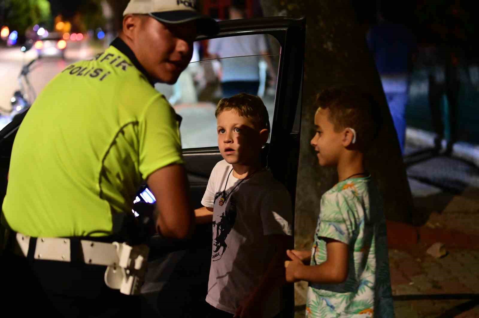 Trafik polislerinden işitme engelli kardeşlere yürek ısıtan sürpriz