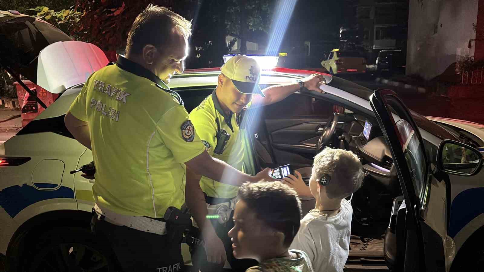 Trafik polislerinden işitme engelli kardeşlere yürek ısıtan sürpriz