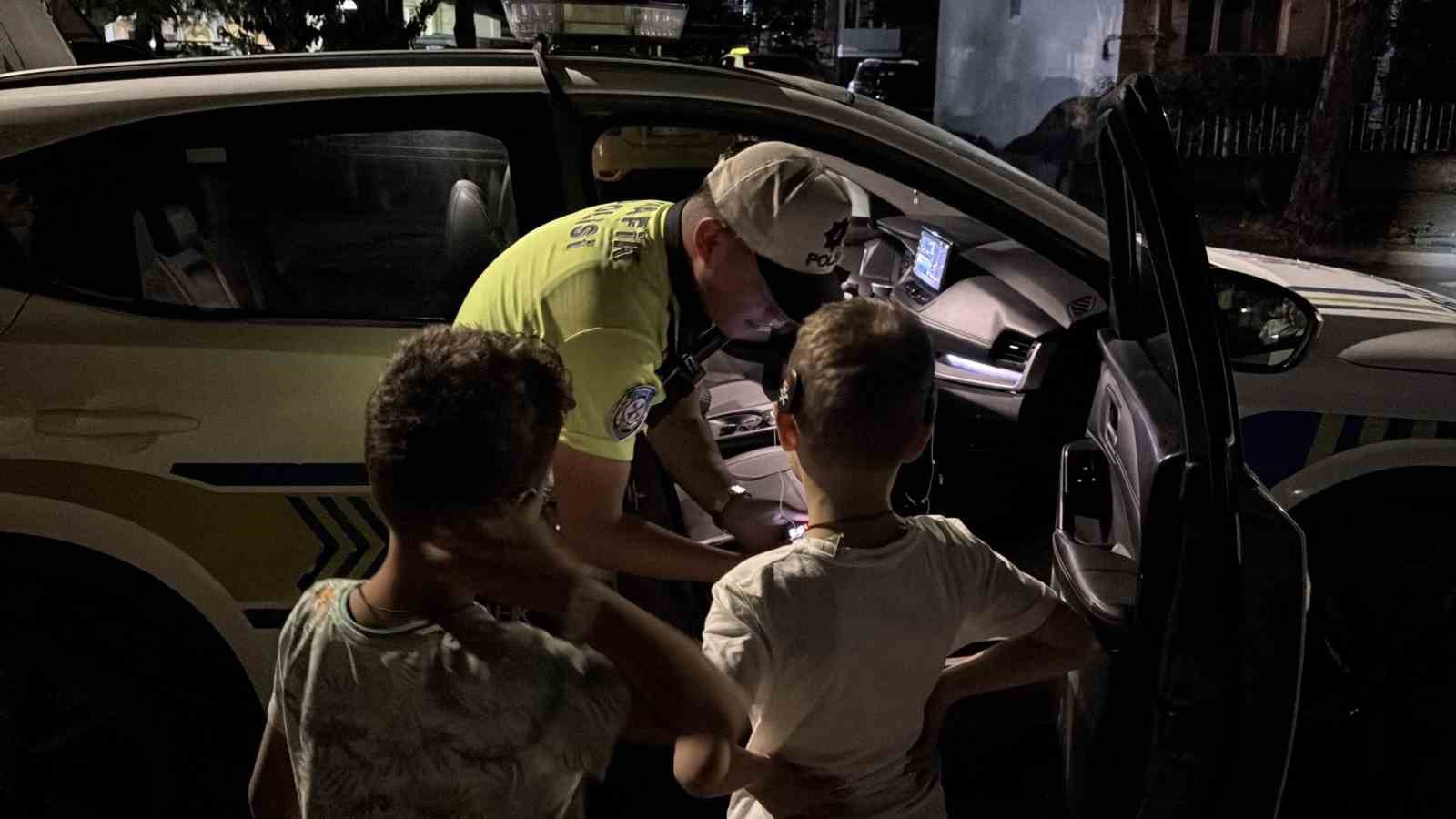 Trafik polislerinden işitme engelli kardeşlere yürek ısıtan sürpriz