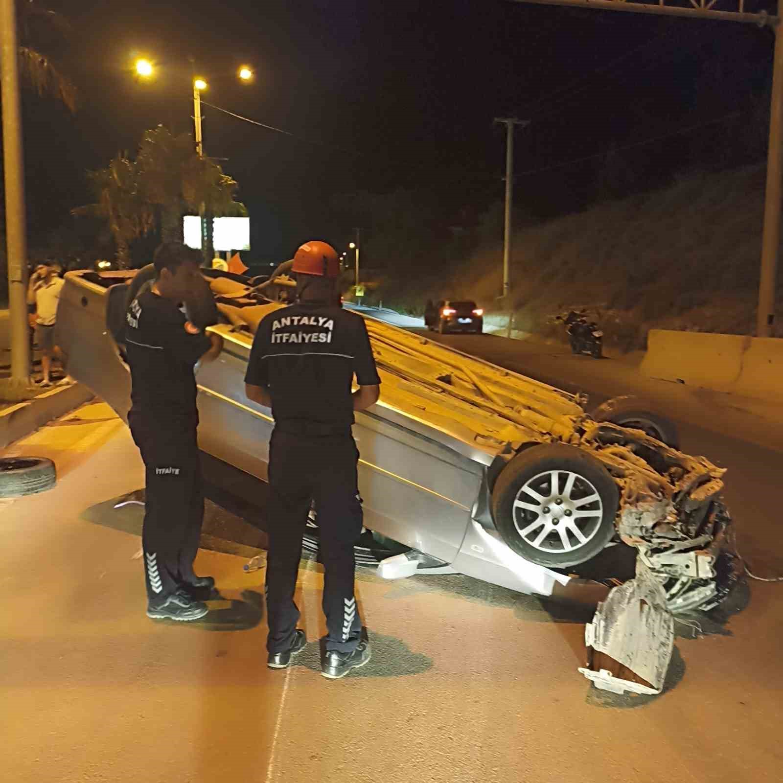 Önündeki motosiklete çarpmamak için direksiyonu kırdı, takla attı