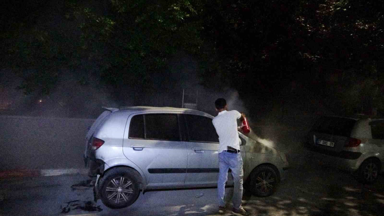 Park halindeki araç alev alev yandı, vatandaşlar su şişesi ile söndürmeye çalıştı
