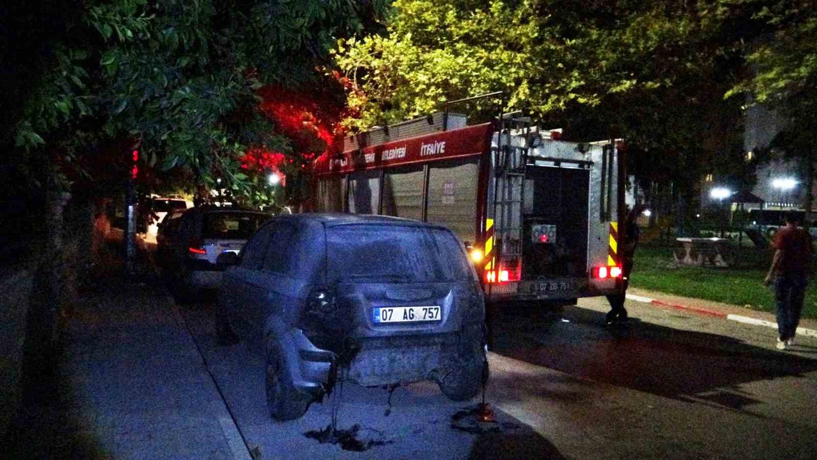 Park halindeki araç alev alev yandı, vatandaşlar su şişesi ile söndürmeye çalıştı